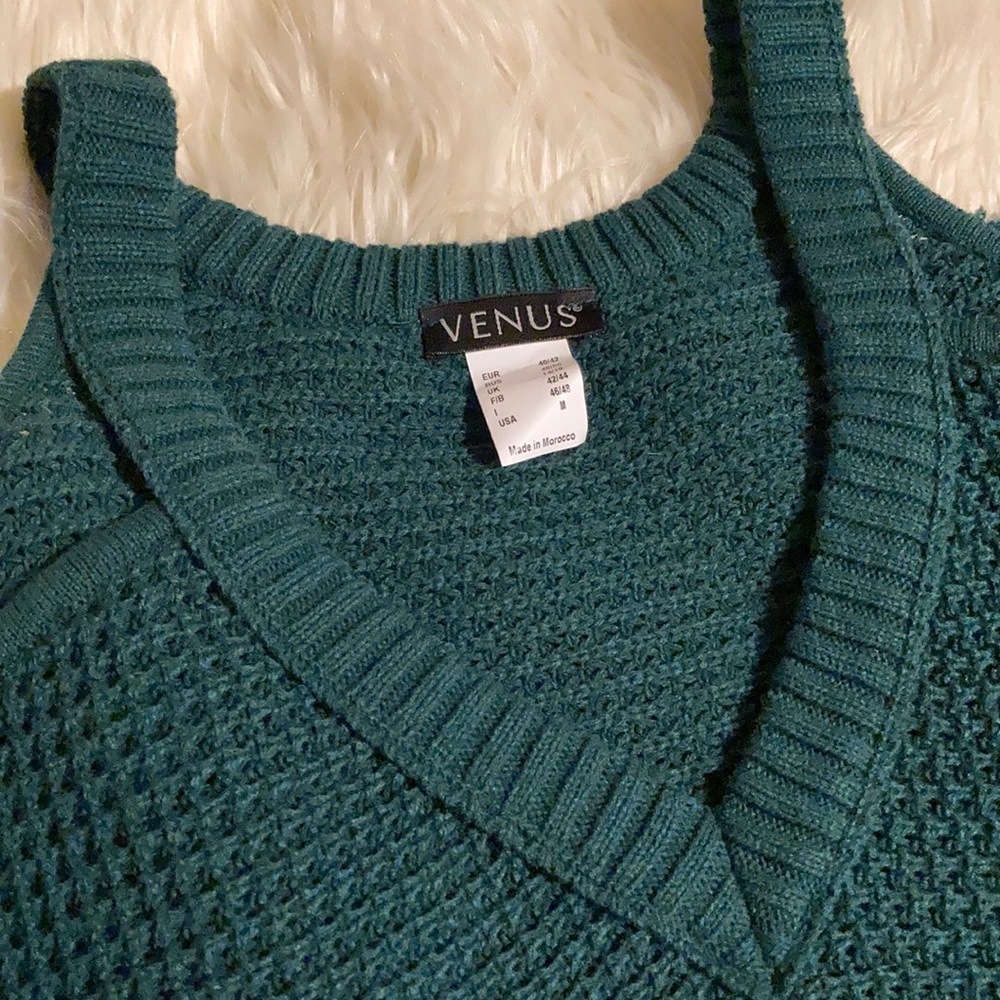 VENUS COLD SHOULDER SWEATER SIZE MEDIUM